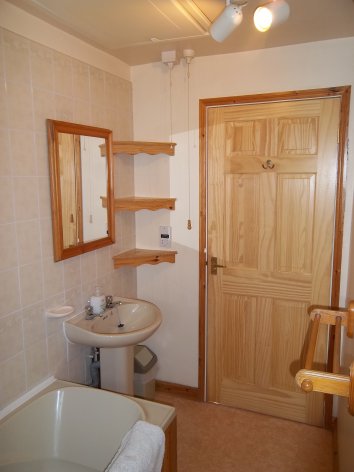 Self catering country cottage bathroom