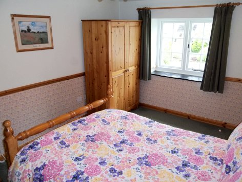 Double upstairs bedroom, Jasmine Cottage self catering holiday accommodation, near Bath, Wiltshire