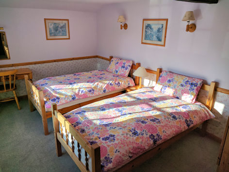 Upstairs twin bedroom, Jasmine Cottage self catering holiday accommodation, near Bath, Wiltshire